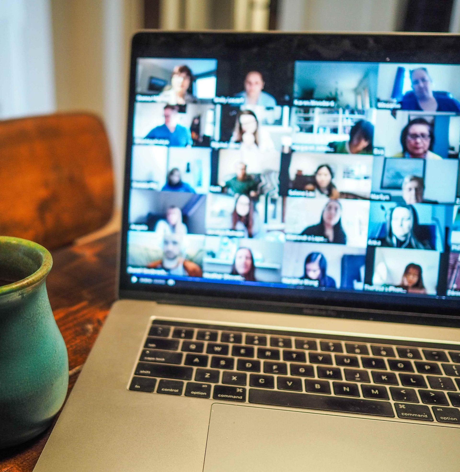  video streaming : Laptop screen showing people are doing video streaming in app